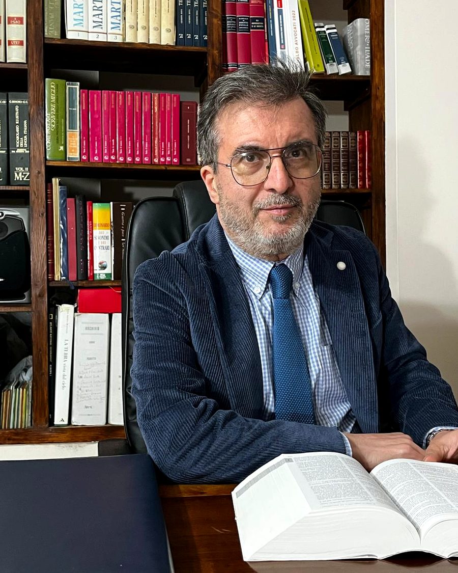 Avv. Illuminato Lupo nel suo studio legale a Catania