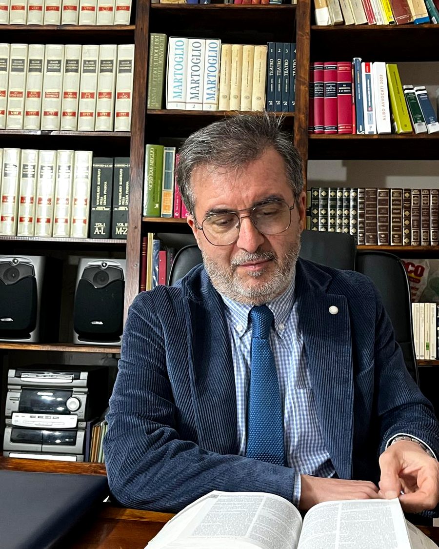 Consultazione di testi giuridici presso lo Studio Legale Lupo